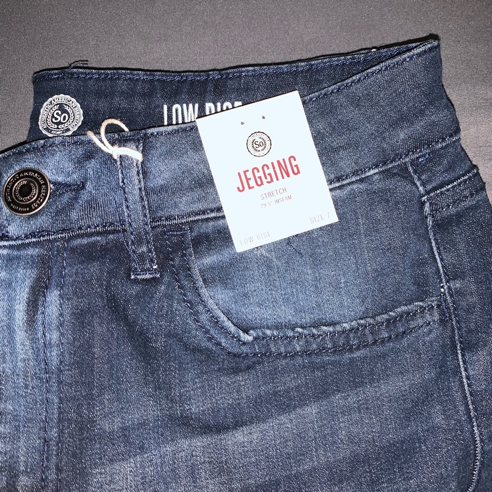 😍 NWT- Low Rise Ripped Jeans 😍 - Picture 2 of 8